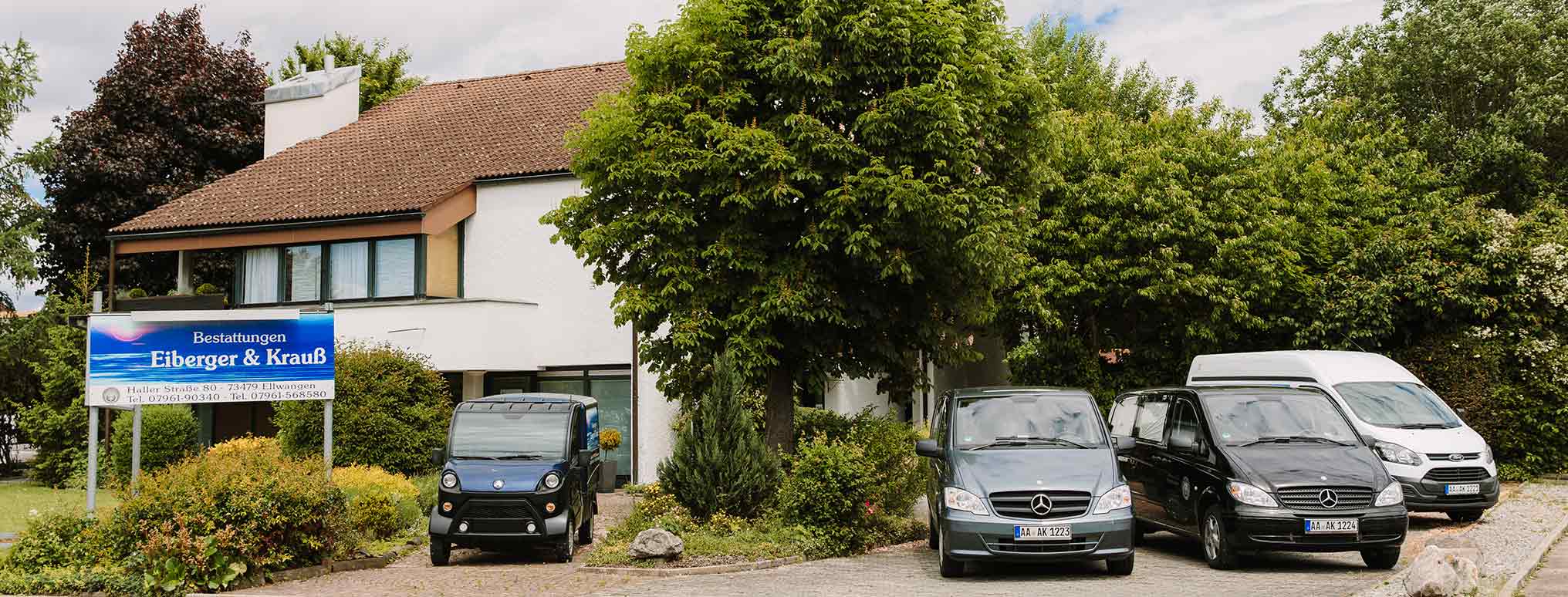 Firmensitz von Bestattungen Eiberger & Krauß mit Bestattungsfahrzeugen