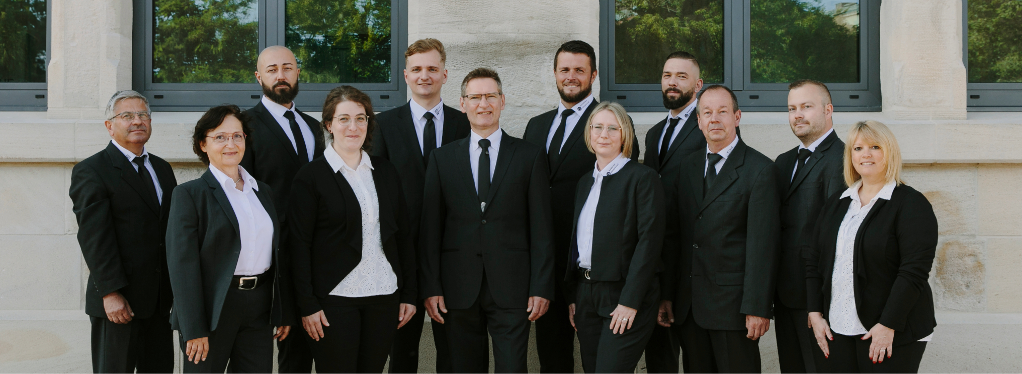 Mitarbeitende von Bestattungen Eiberger & Krauß, bereit Trauernde mit aller Kraft zu unterstützen.