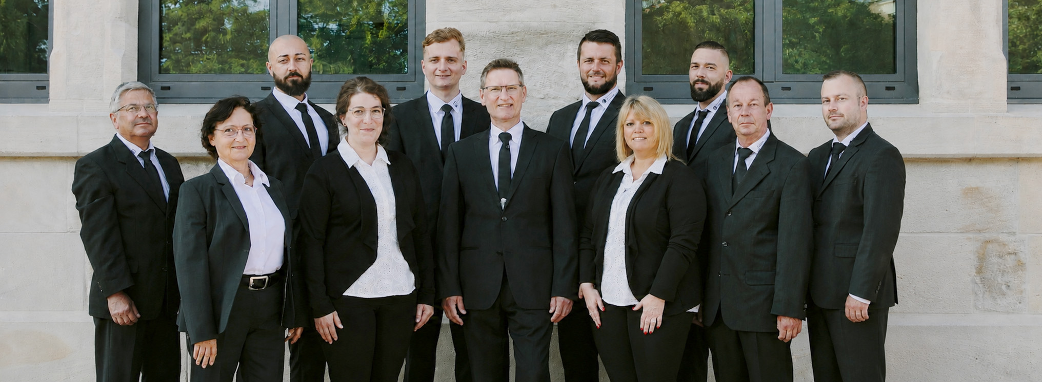 Mitarbeitende von Bestattungen Eiberger & Krauß, bereit Trauernde mit aller Kraft zu unterstützen.